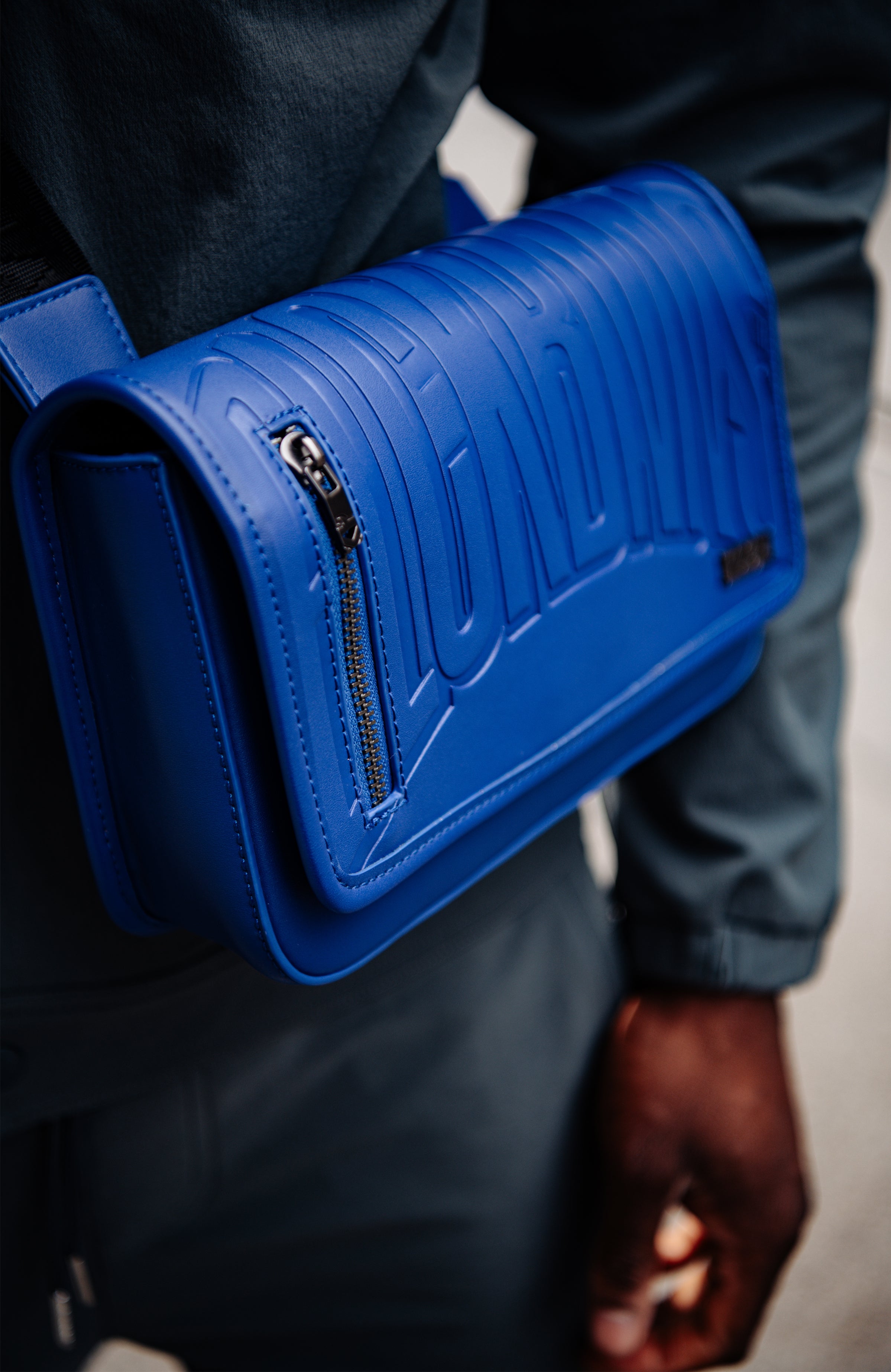 ARCH MESSENGER BAG | Azul
