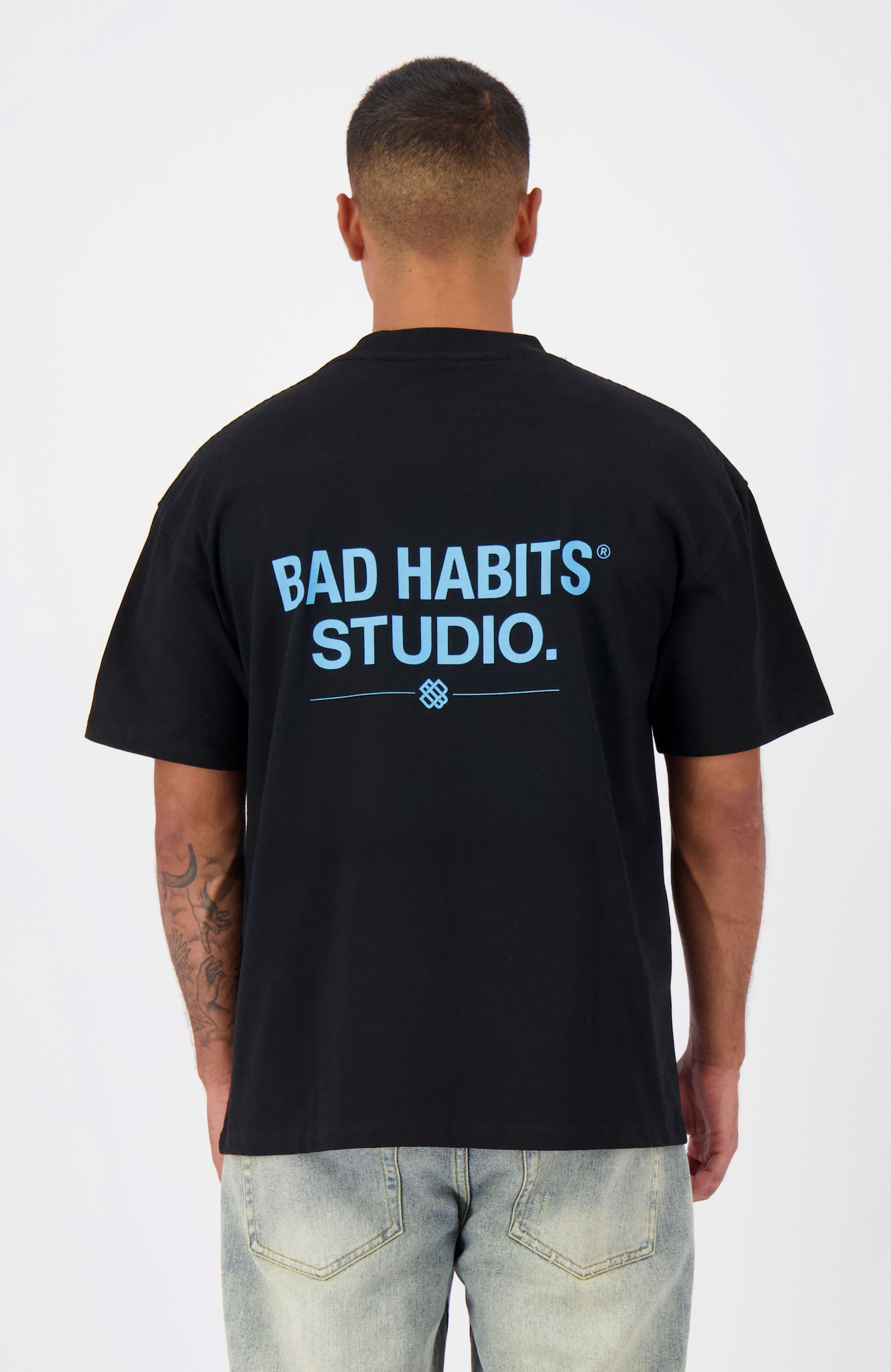 BAD HABITS ESTUDIO. CAMISETA | Negra